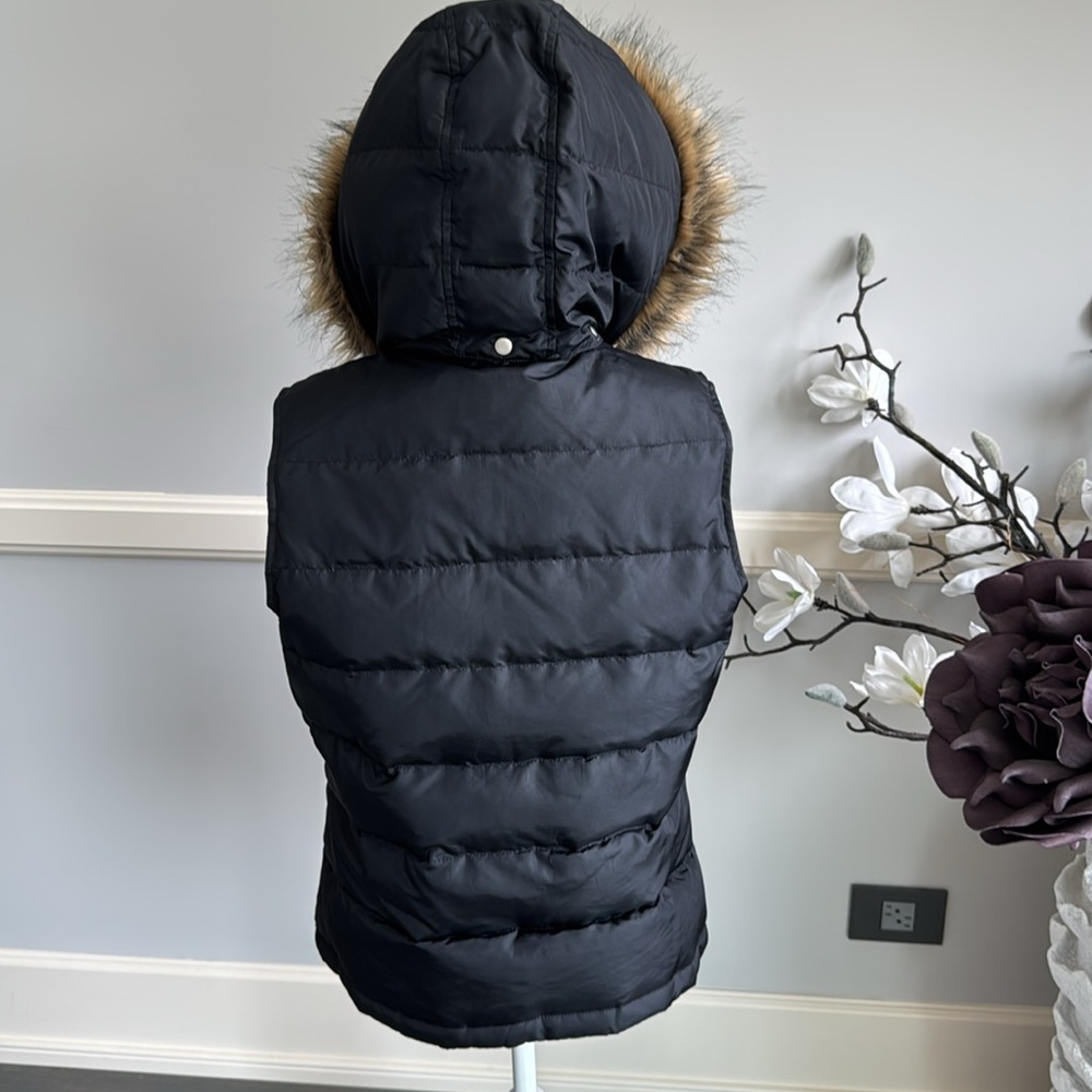 Talbots Hooded Vest with 80% Goose Down Filling 20%Feather Exclusive of Trim. - Picture 2 of 8